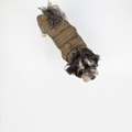 havaneser.shop CozyWalk Hundejacke in Oliv mit reflektierenden Streifen an einem Havaneser von oben fotografiert