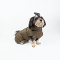havaneser.shop CozyWalk Hundejacke in Oliv mit Steppmuster und reflektierendem Streifen an einem Havaneser