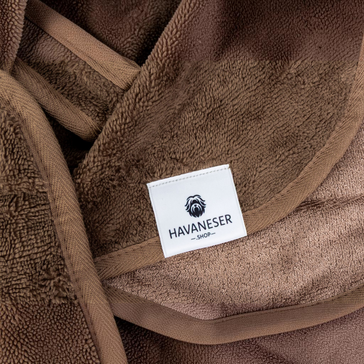 havaneser.shop Fluff Fresh Bademantel aus braunem, weichem Bambusfrottee mit Markenetikett
