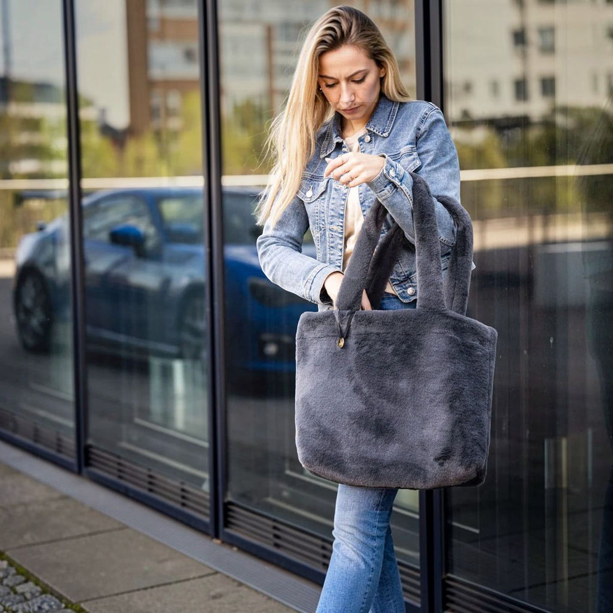 havaneser.shop Shopper Handtasche in Dunkelgrau aus flauschigem Material mit goldfarbenen Details für den Alltag