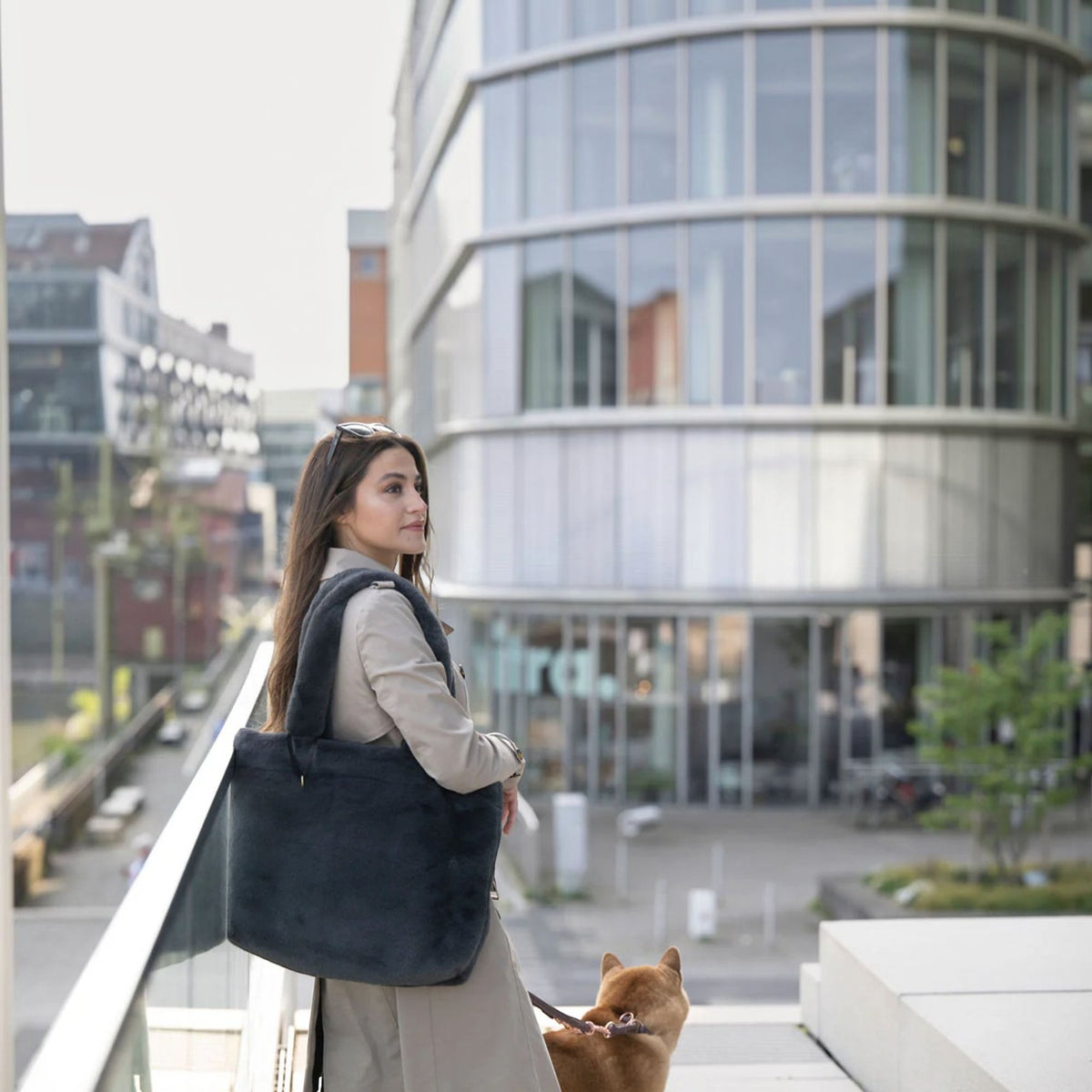 havaneser.shop Shopper Handtasche in Dunkelgrau aus flauschigem Material, getragen von einer Frau mit Hund in der Stadt