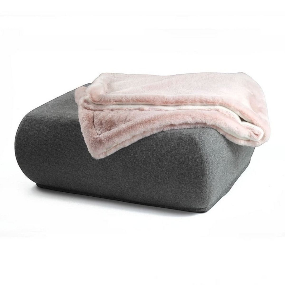 havaneser.shop Wohndecke aus weichem Webpelz in zartem Rosa, elegant drapiert auf einem grauen Polsterhocker.