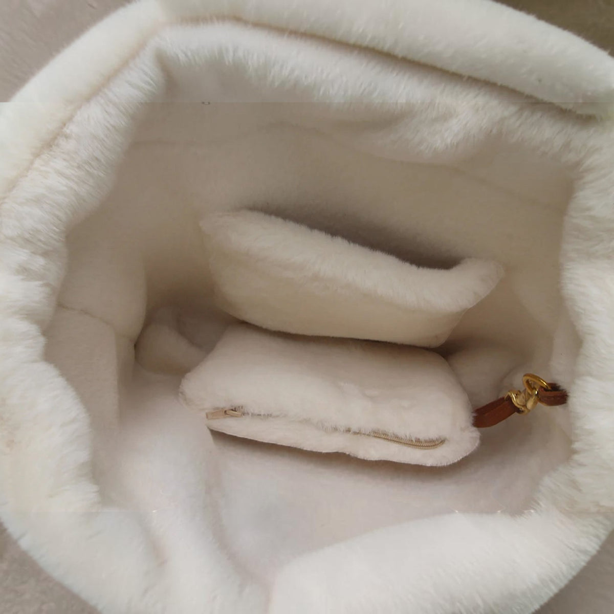 havaneser.shop Shopper Handtasche in Creme aus flauschigem Material mit abnehmbarem Mini-Etui und goldenen Akzenten