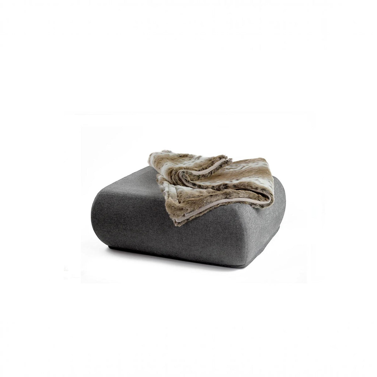 havaneser.shop Wohndecke aus Webpelz in Beige und Braun, gefaltet auf einem grauen Polsterhocker
