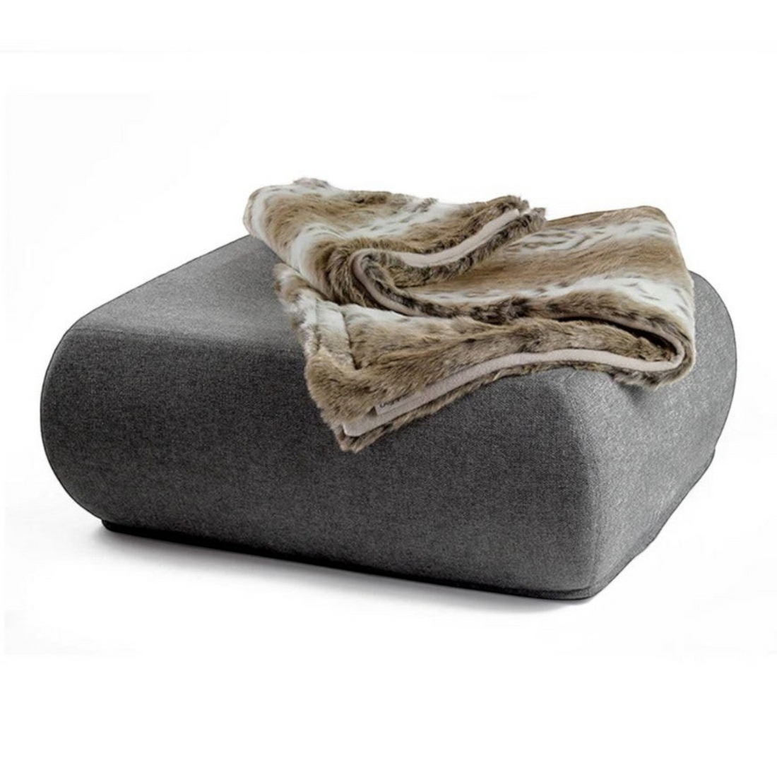 havaneser.shop Wohndecke aus Webpelz in Beige und Braun, gefaltet auf einem grauen Polsterhocker