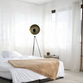 havaneser.shop Wohndecke aus Webpelz in Beige als luxuriöser Überwurf auf einem weißen Bett in hellem Schlafzimmer
