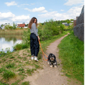 havaneser.shop Lederleine Colorful in Orange bei einem Spaziergang mit einer Frau und ihrem Havaneser am See
