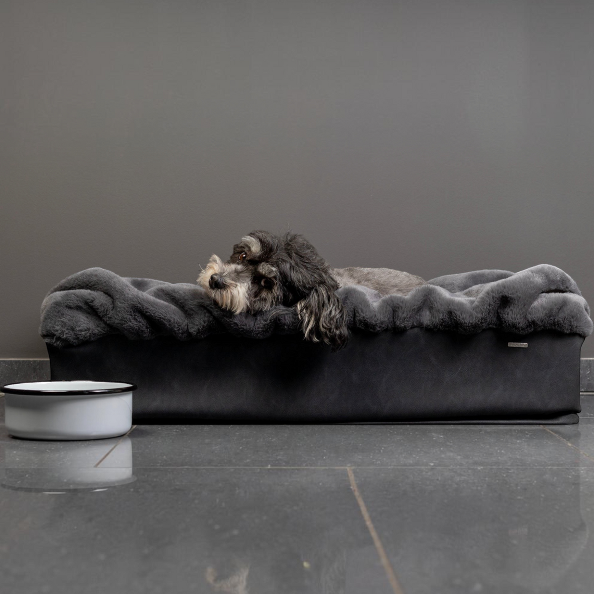 havaneser.shop Buddelbox Hundebett aus schwarzem Kunstleder mit grauem Webpelz und liegendem Havaneser