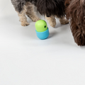 havaneser.shop Slow Munch Buddy Snackball aus grün-blauem Silikon mit zwei Hunden auf weißem Hintergrund