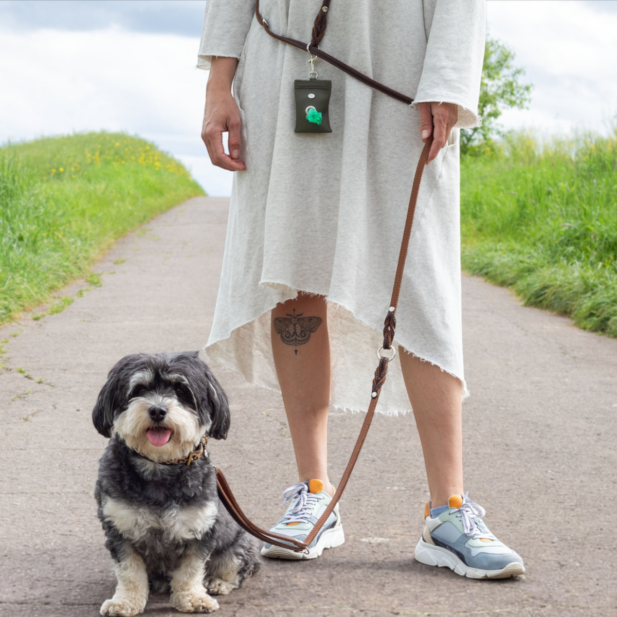 havaneser.shop Umhängeleine Klassik aus braunem Fettleder mit Nappaleder-Futter an einer Frau mit Havaneser Hund
